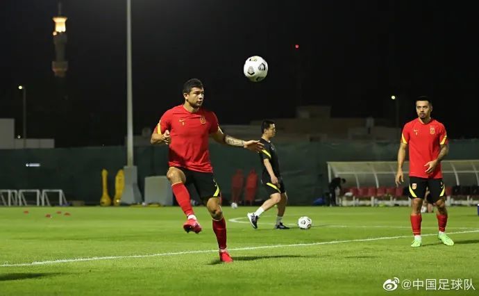 意大利球员协会(AIC)举办的年度最佳大奖(Gran Gala del Calcio)颁奖典礼，奥斯梅恩获得22/23赛季意甲最佳球员。